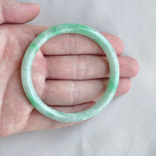 Load image into Gallery viewer, 71258 57.8mm Slim Cut Rounded Jadeite Bangle Baby Green with Bright Green Floral