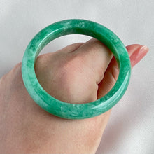 Load image into Gallery viewer, 21758 57.6mm Full Bright Green Jadeite Bangle