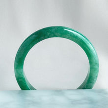 Load image into Gallery viewer, 21758 57.6mm Full Bright Green Jadeite Bangle