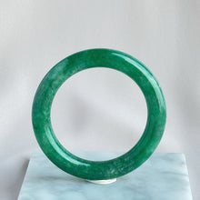 Load image into Gallery viewer, 41857 57.0mm Full Intense Bright Green Rounded Jadeite Bangle