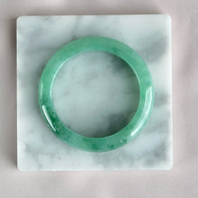Load image into Gallery viewer, 10455 55.0mm Full Bright Green Jadeite Bangle