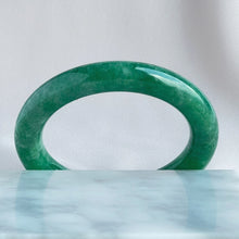 Load image into Gallery viewer, 41857 57.0mm Full Intense Bright Green Rounded Jadeite Bangle