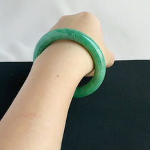 Load image into Gallery viewer, 41857 57.0mm Full Intense Bright Green Rounded Jadeite Bangle