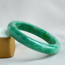 Load image into Gallery viewer, 21758 57.6mm Full Bright Green Jadeite Bangle