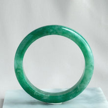 Load image into Gallery viewer, 21758 57.6mm Full Bright Green Jadeite Bangle