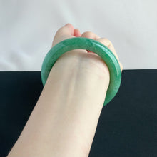 Load image into Gallery viewer, 41857 57.0mm Full Intense Bright Green Rounded Jadeite Bangle