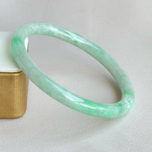 Load image into Gallery viewer, 71258 57.8mm Slim Cut Rounded Jadeite Bangle Baby Green with Bright Green Floral