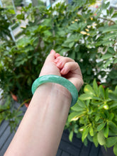 Load image into Gallery viewer, 21758 57.6mm Full Bright Green Jadeite Bangle