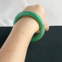 Load image into Gallery viewer, 41857 57.0mm Full Intense Bright Green Rounded Jadeite Bangle