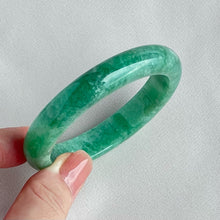 Load image into Gallery viewer, 21758 57.6mm Full Bright Green Jadeite Bangle