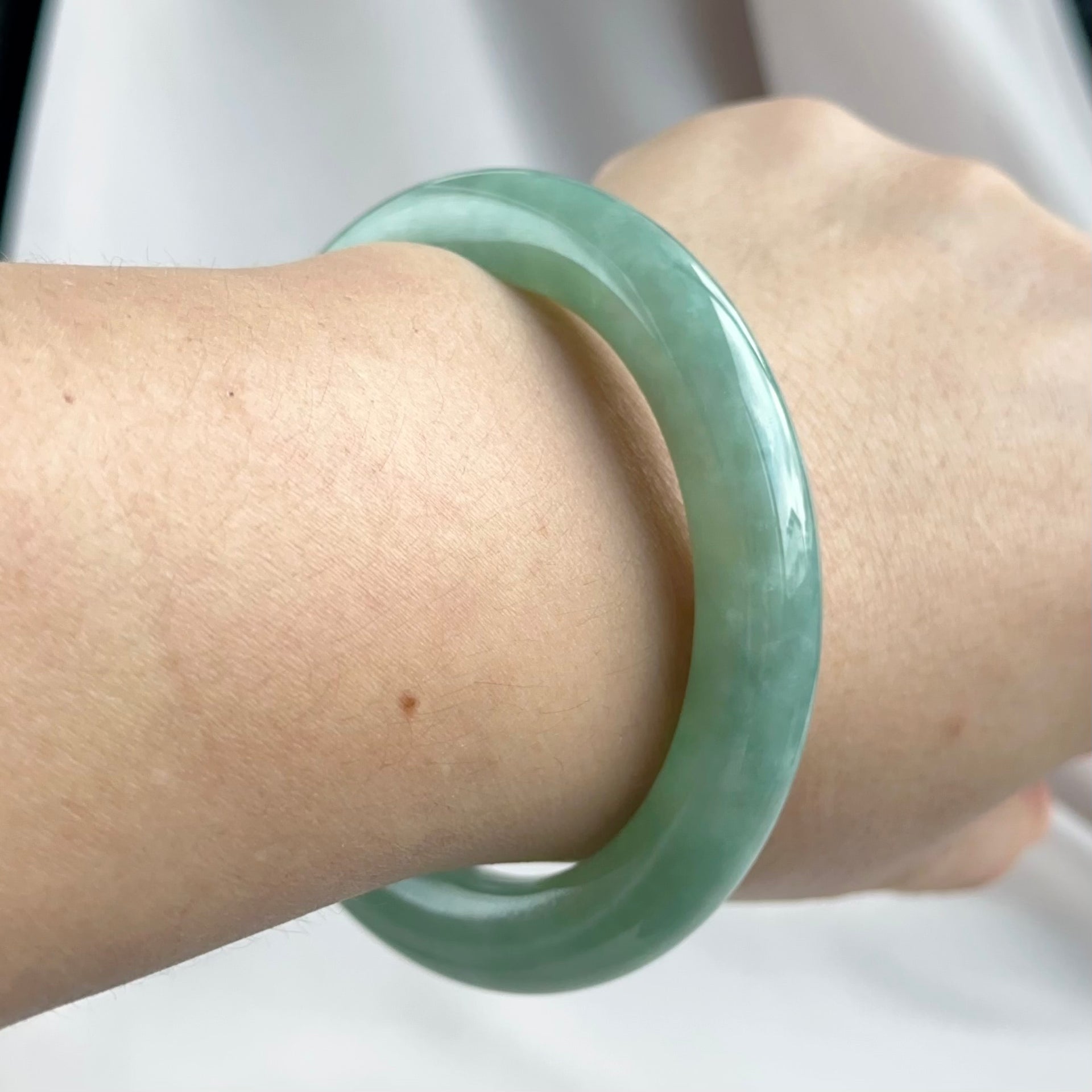 翠羽光吟 Whisper of Jade Feathers Rounded Jadeite Bangle 55.6mm