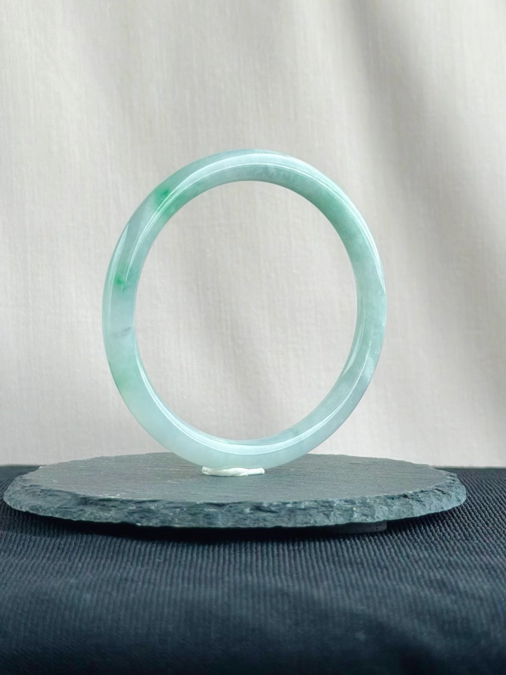 The Emerald Ribbon 56.6mm Jadeite Bangle 翠色流缎 (Preview)