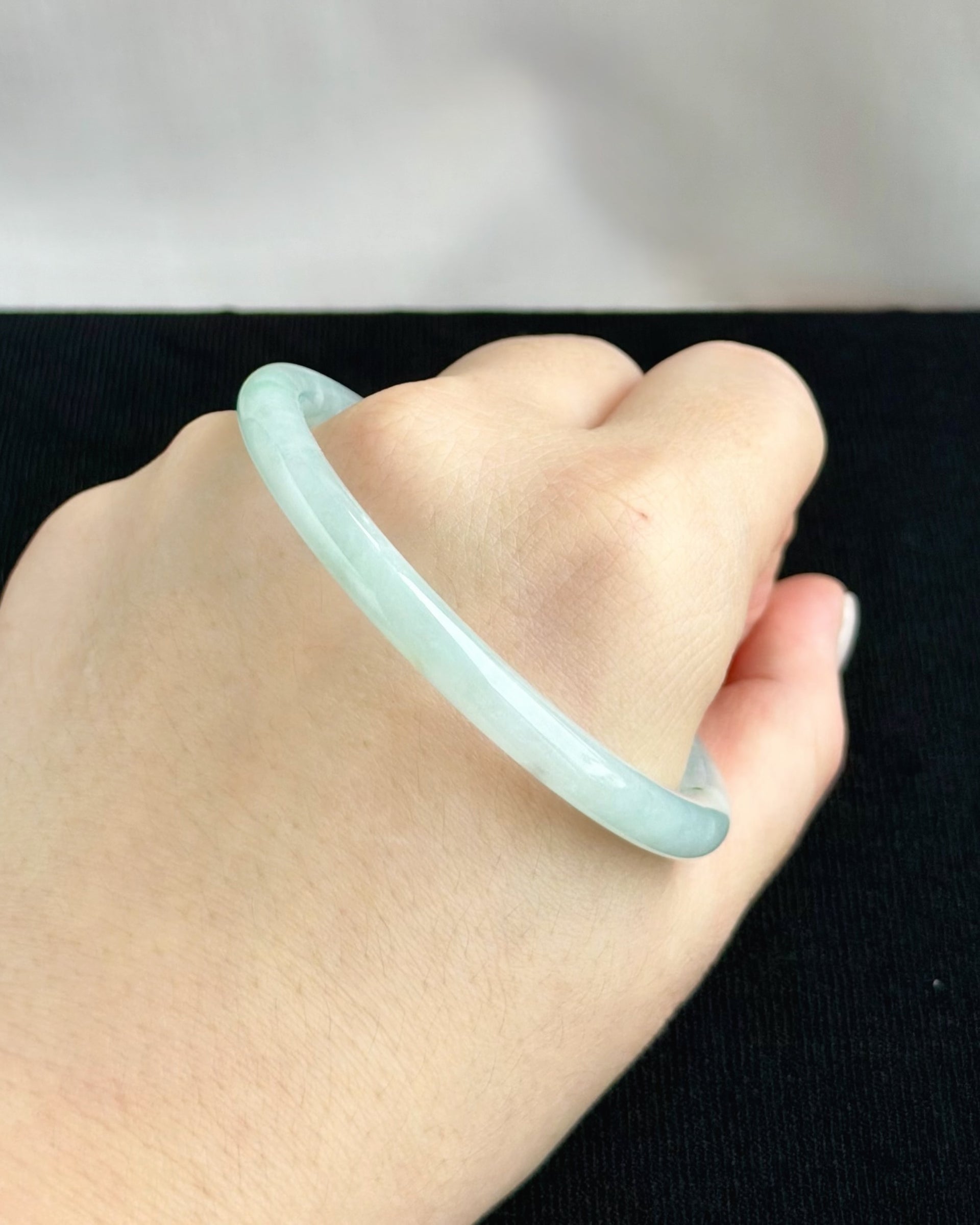 The Emerald Ribbon 56.6mm Jadeite Bangle 翠色流缎 (Preview)