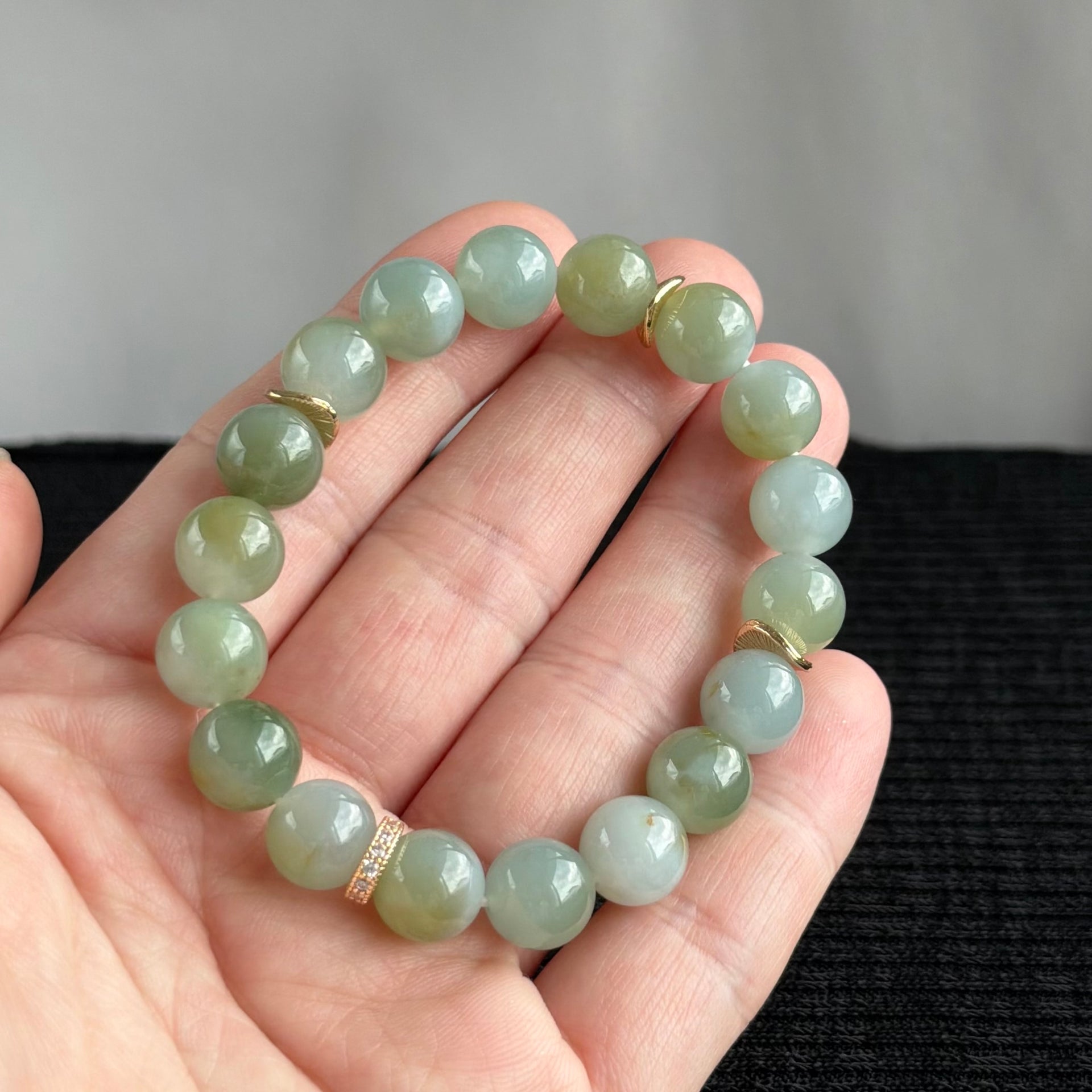 Golden Tea in Celadon 10mm Jade Bracelet 金茶青瓷