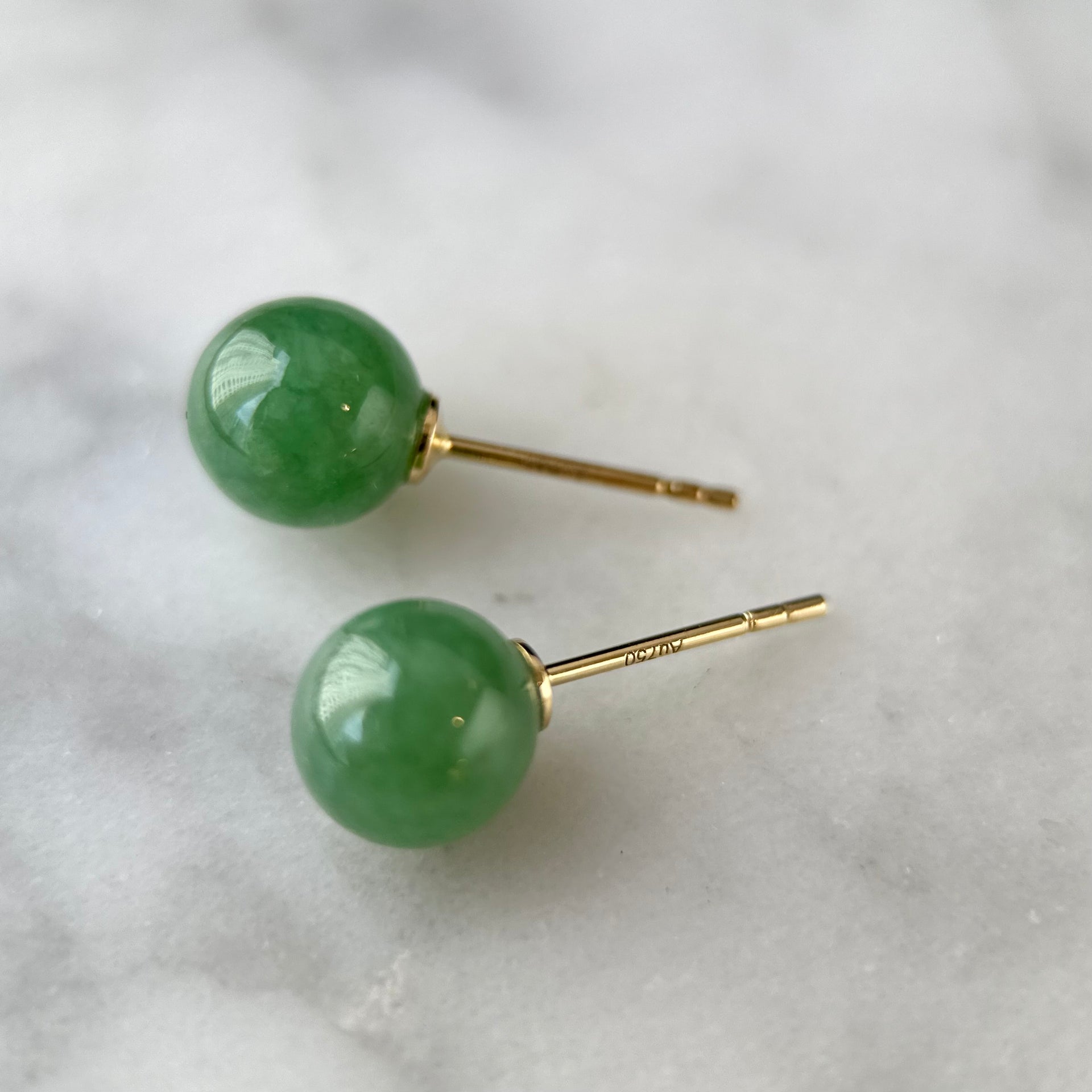 121189 Intense Green Jade Stud Earring with 18K Yellow Gold
