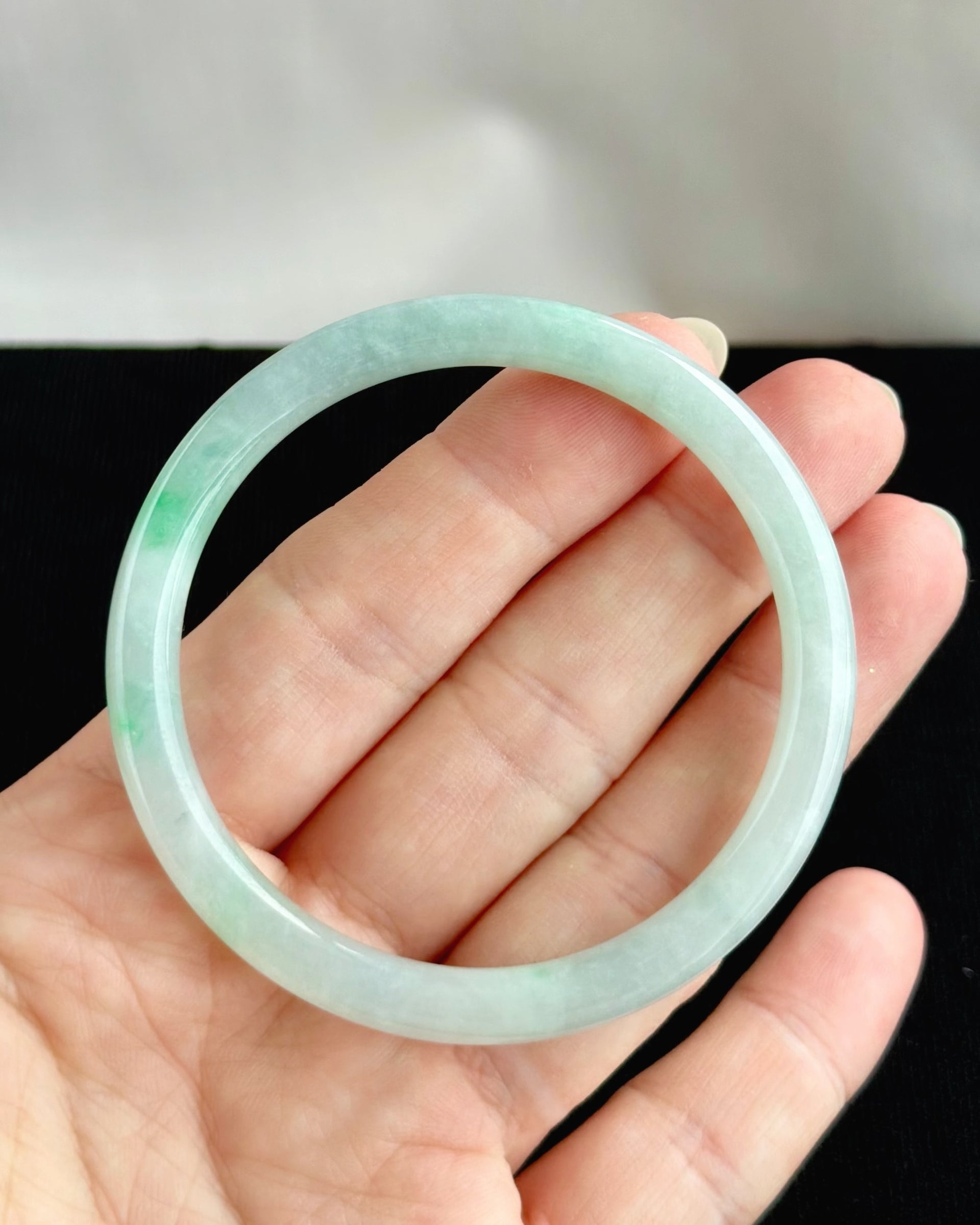 The Emerald Ribbon 56.6mm Jadeite Bangle 翠色流缎 (Preview)