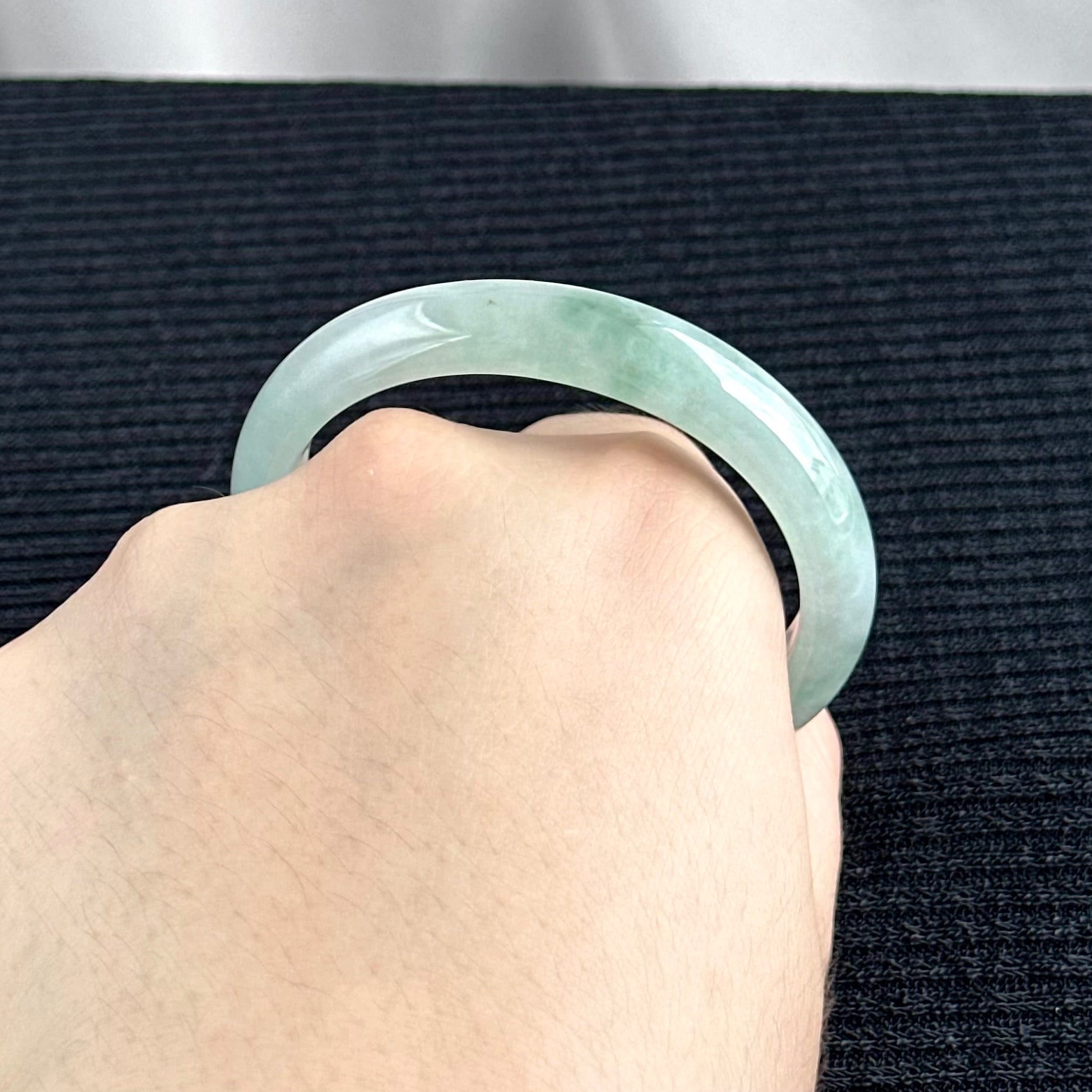 Blooming Breeze Oval Jadeite Bangle 51.9mm 翠绽清风