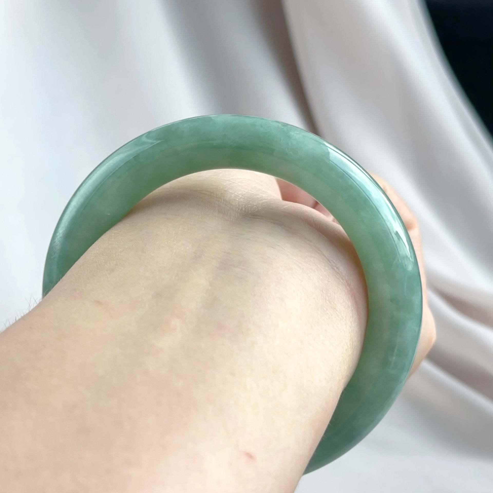 翠羽光吟 Whisper of Jade Feathers Rounded Jadeite Bangle 55.6mm