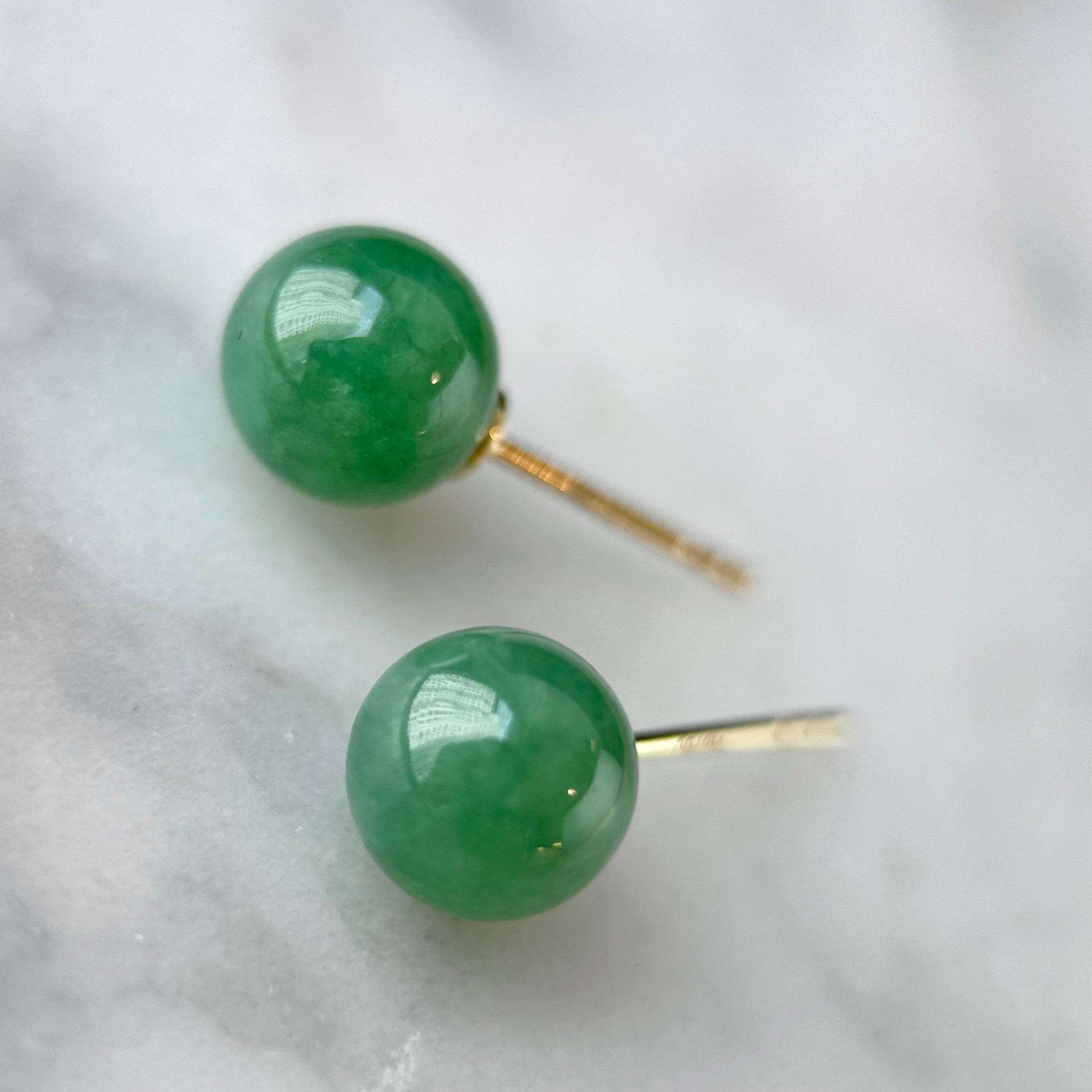 121189 Intense Green Jade Stud Earring with 18K Yellow Gold