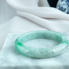 Load image into Gallery viewer, 55.4 mm 翠融初雪 Jade Meets First Snow Jadeite Bangle
