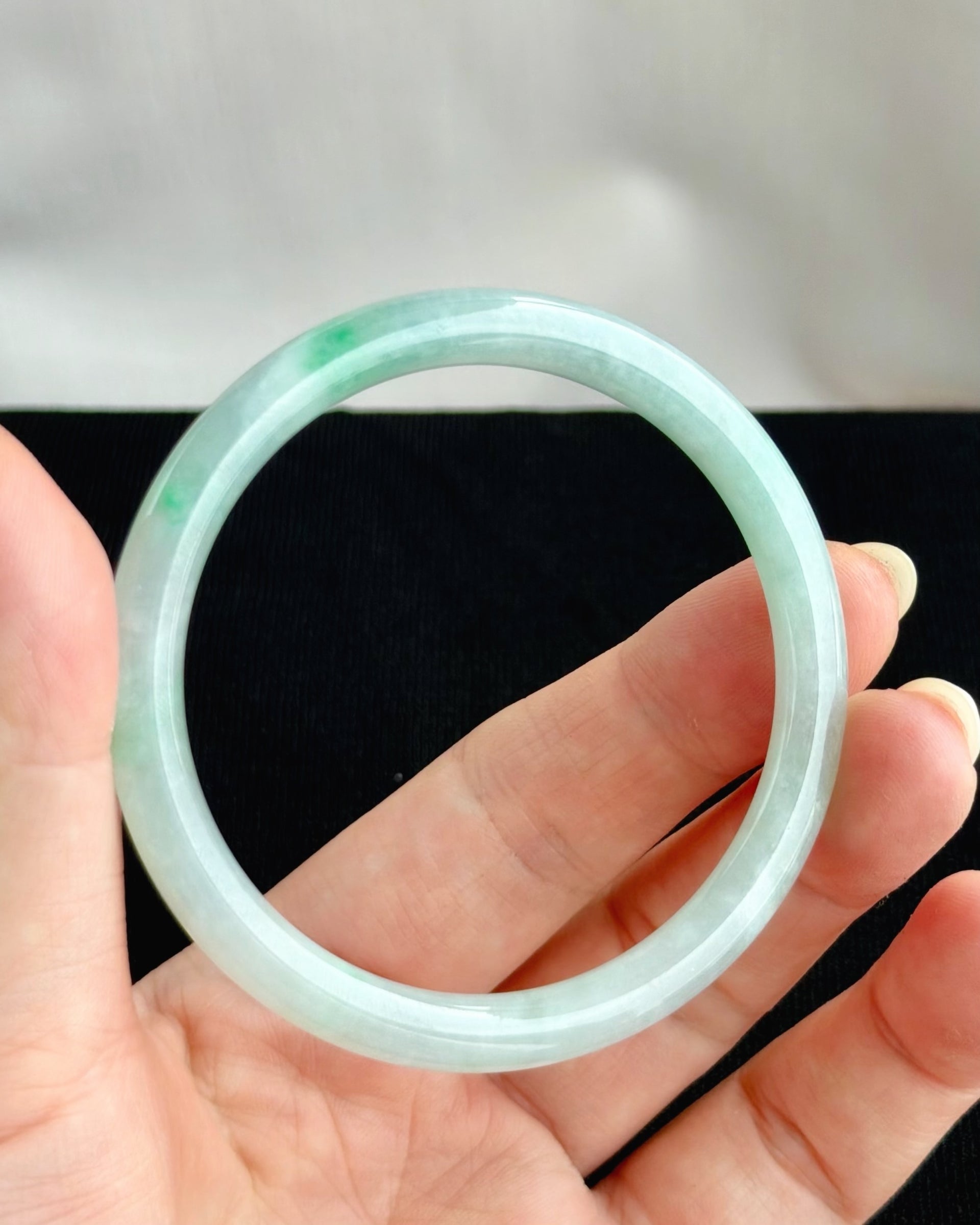 The Emerald Ribbon 56.6mm Jadeite Bangle 翠色流缎 (Preview)