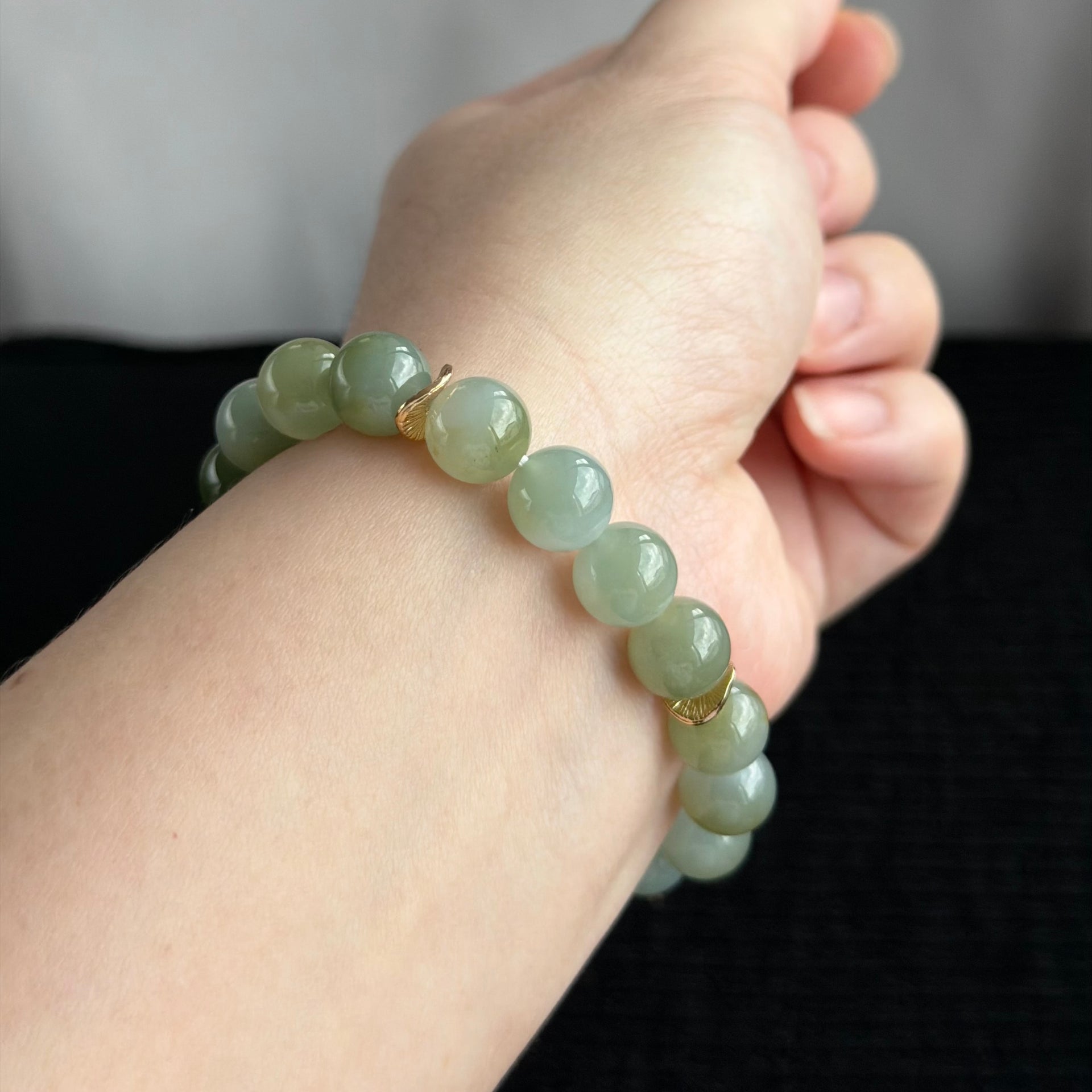 Golden Tea in Celadon 10mm Jade Bracelet 金茶青瓷