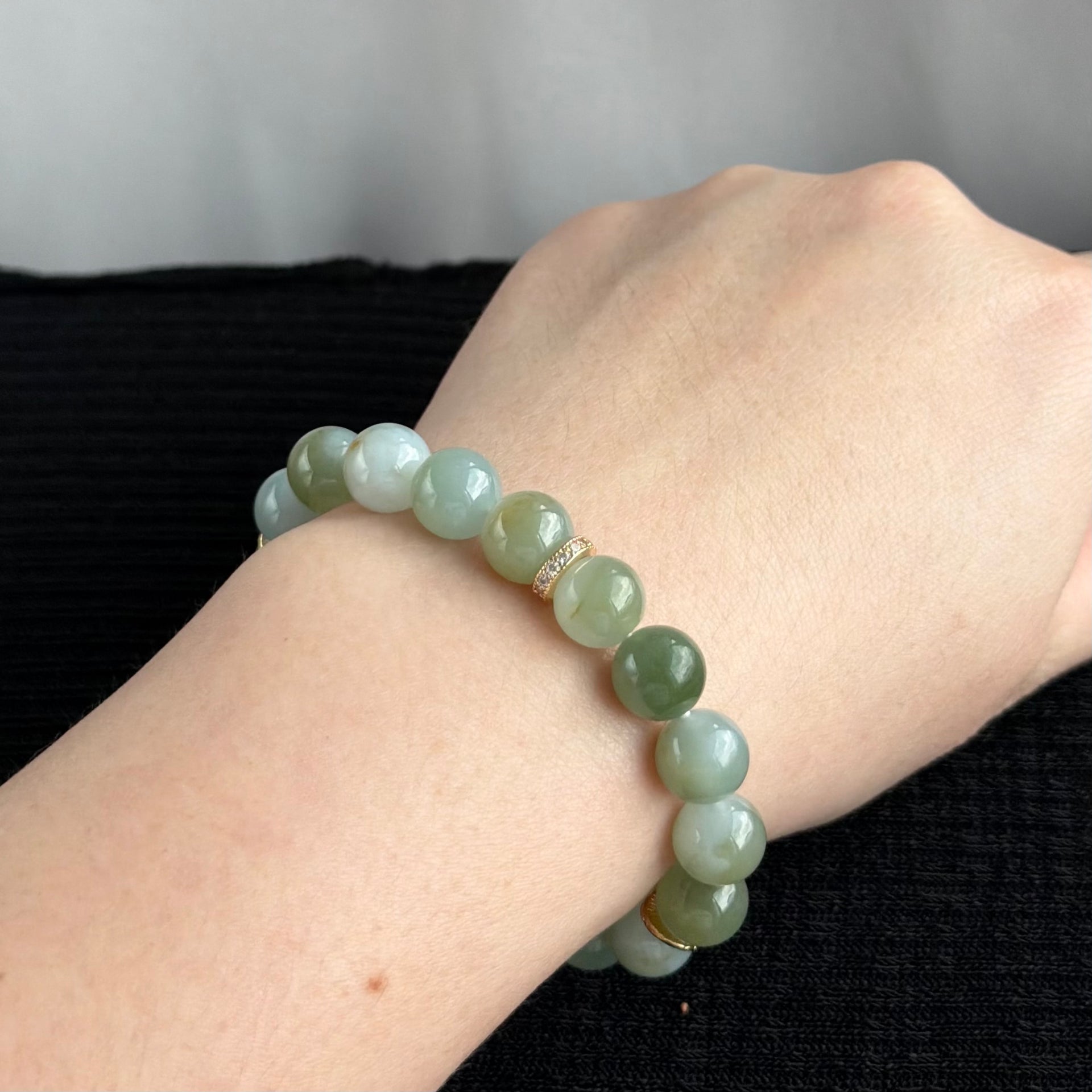 Golden Tea in Celadon 10mm Jade Bracelet 金茶青瓷