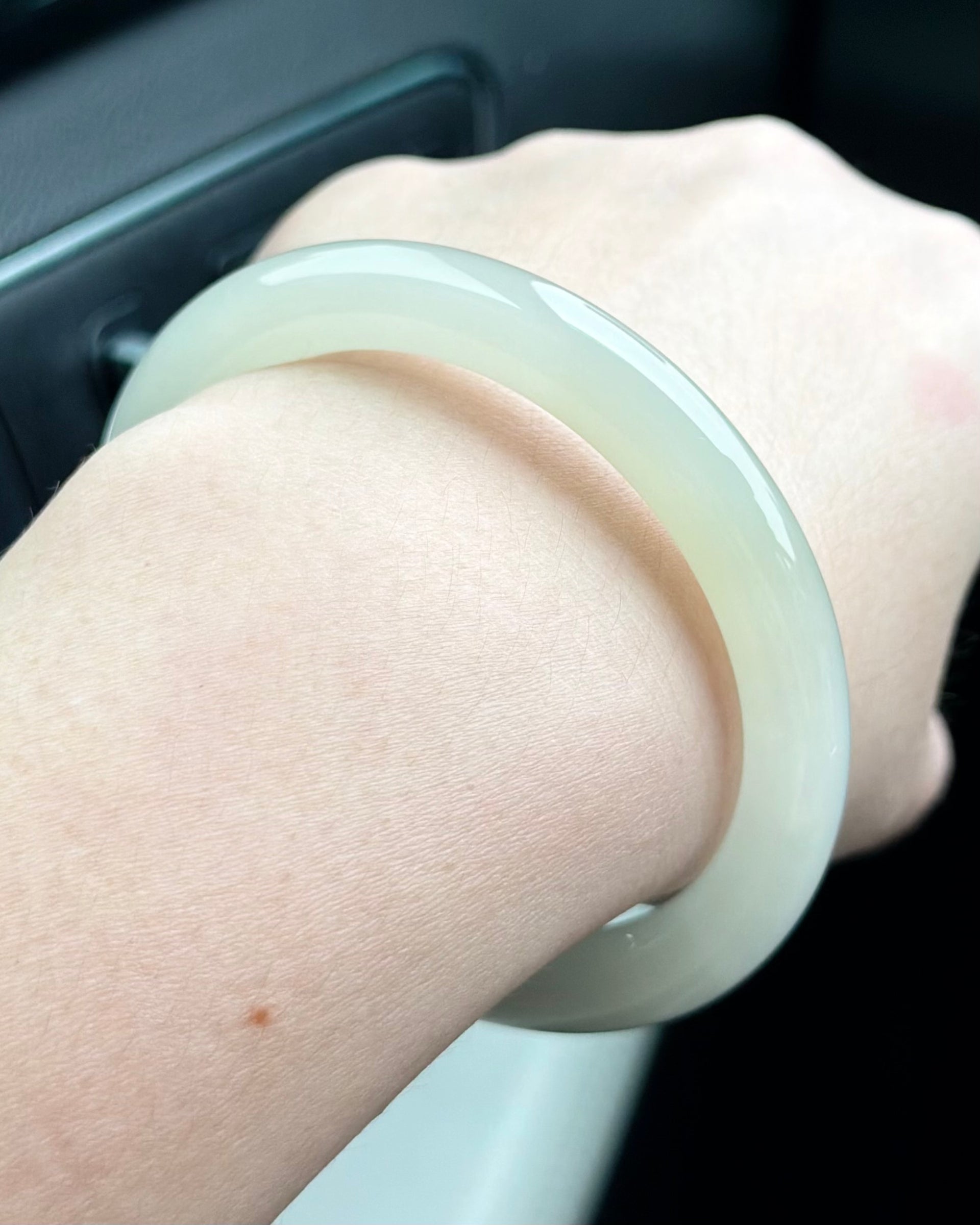 Dew on the White Magnolia 58.0mm Nephrite Bangle 白玉兰露 (Preview)