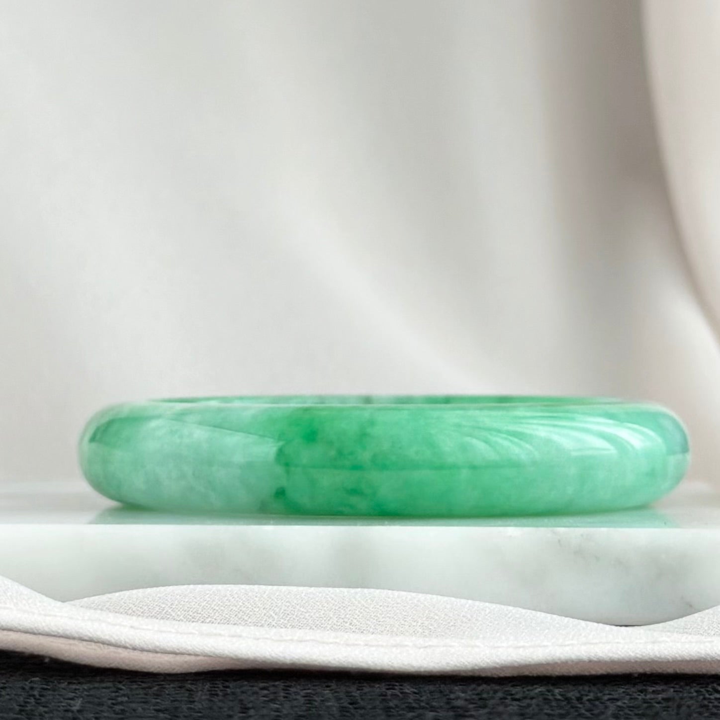 Jiuzhaigou’s Emerald Mirror 54.6mm Jadeite Bangle 九寨翠镜
