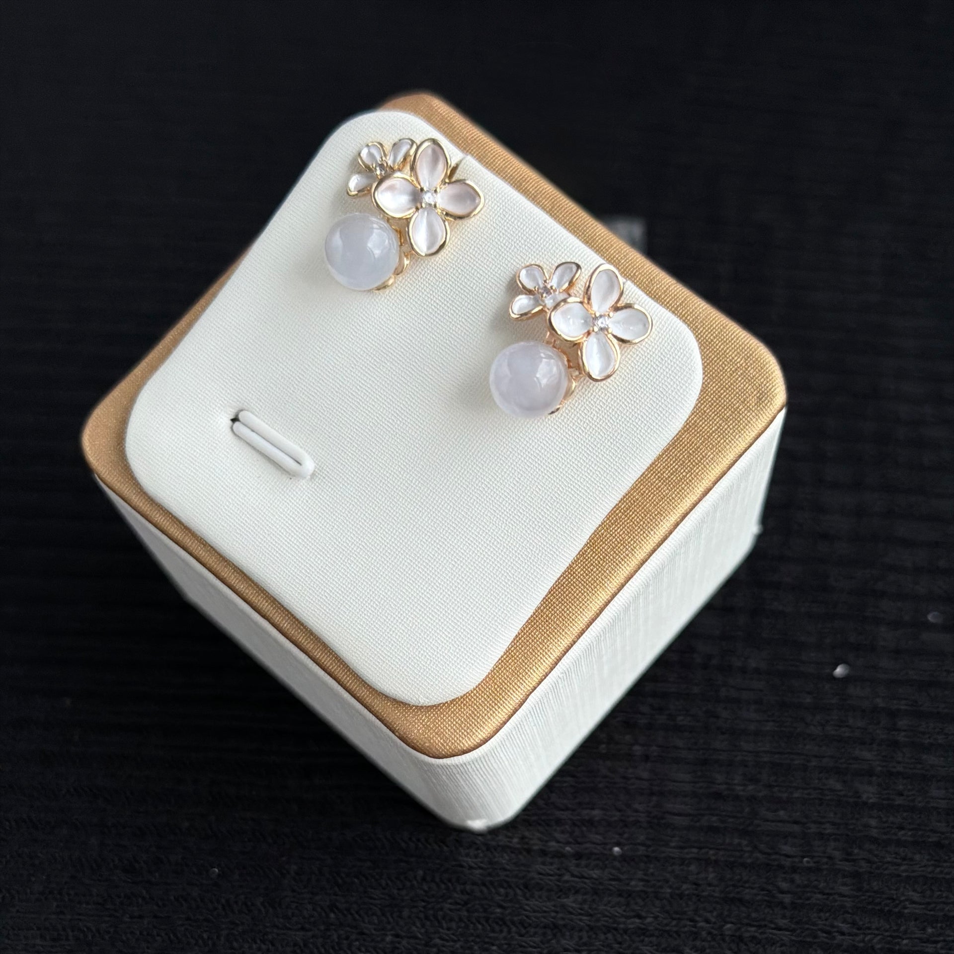 Moon-Kissed Bloom Jadeite Earrings 月吻花开