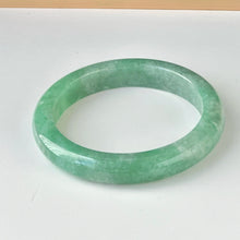 Load image into Gallery viewer, 122858 57.7mm Full Apple Green Jadeite Bangle
