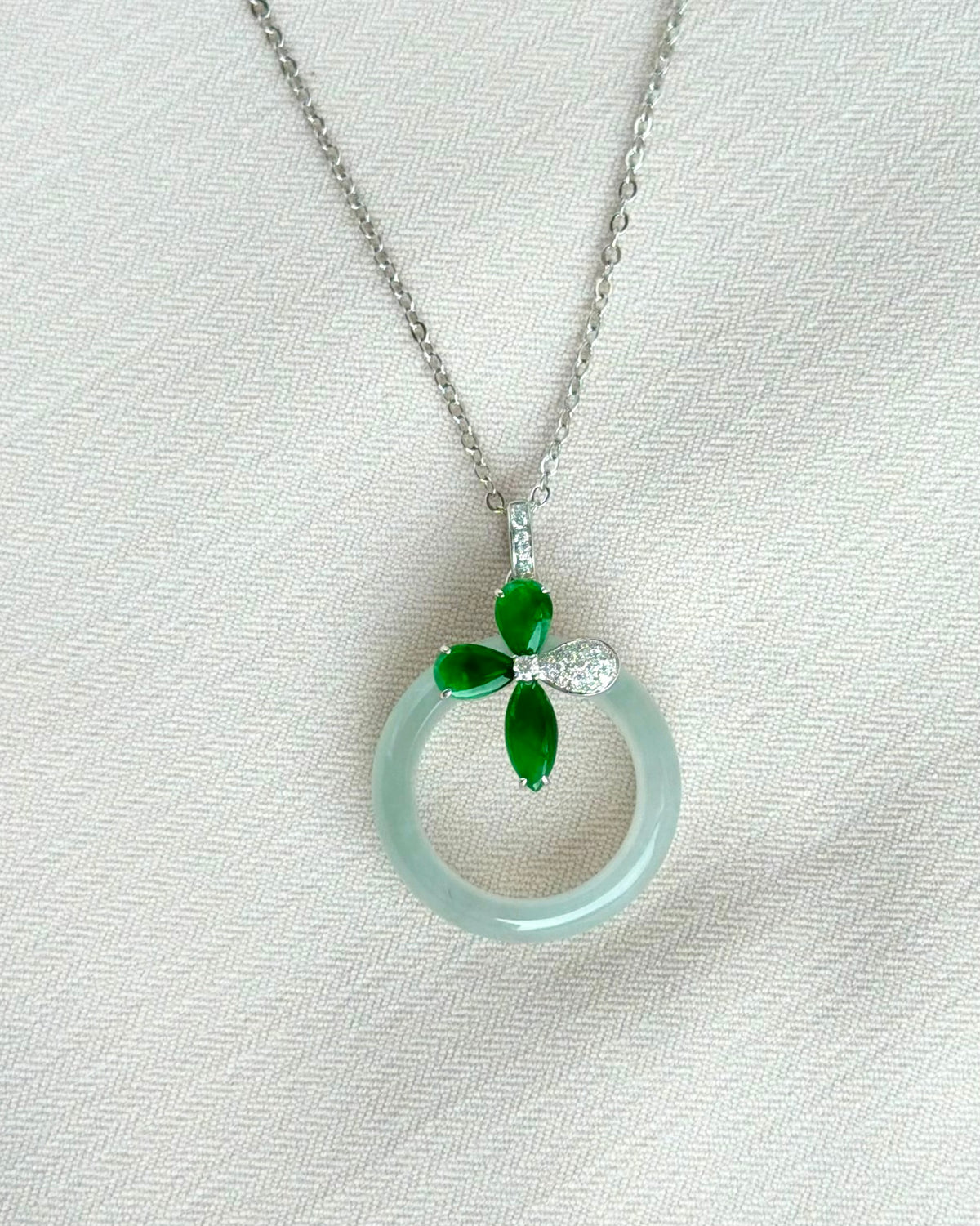 Clover's Embrace Jade Pendant 三叶环抱 (Preview)
