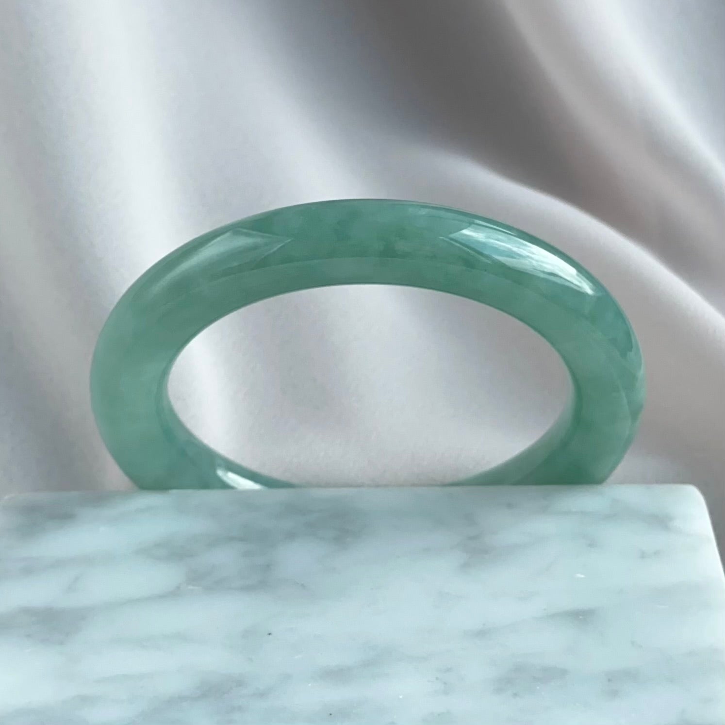 翠羽光吟 Whisper of Jade Feathers Rounded Jadeite Bangle 55.6mm