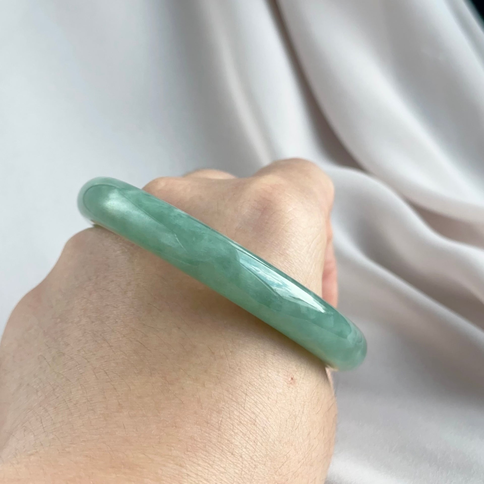 翠羽光吟 Whisper of Jade Feathers Rounded Jadeite Bangle 55.6mm