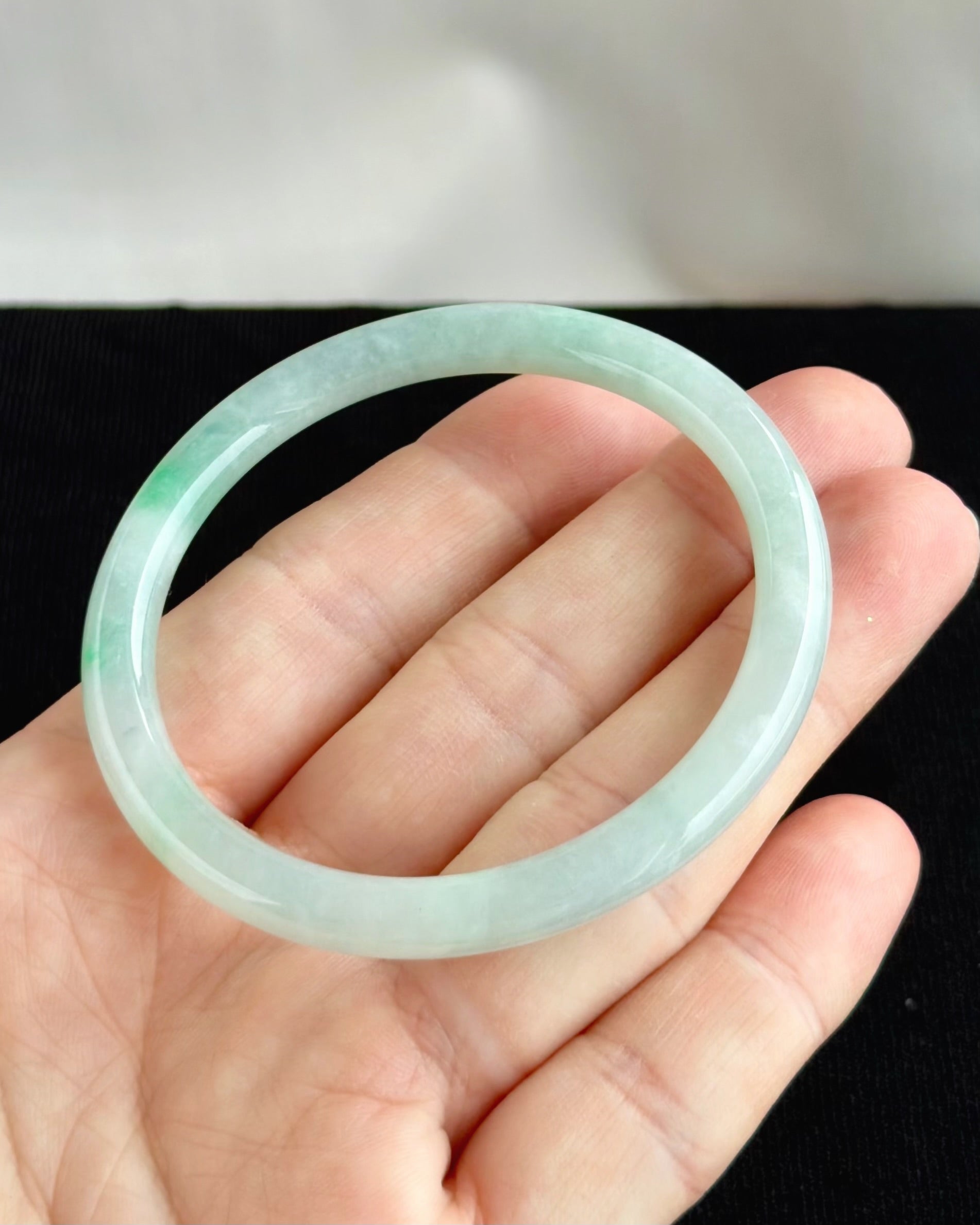 The Emerald Ribbon 56.6mm Jadeite Bangle 翠色流缎 (Preview)