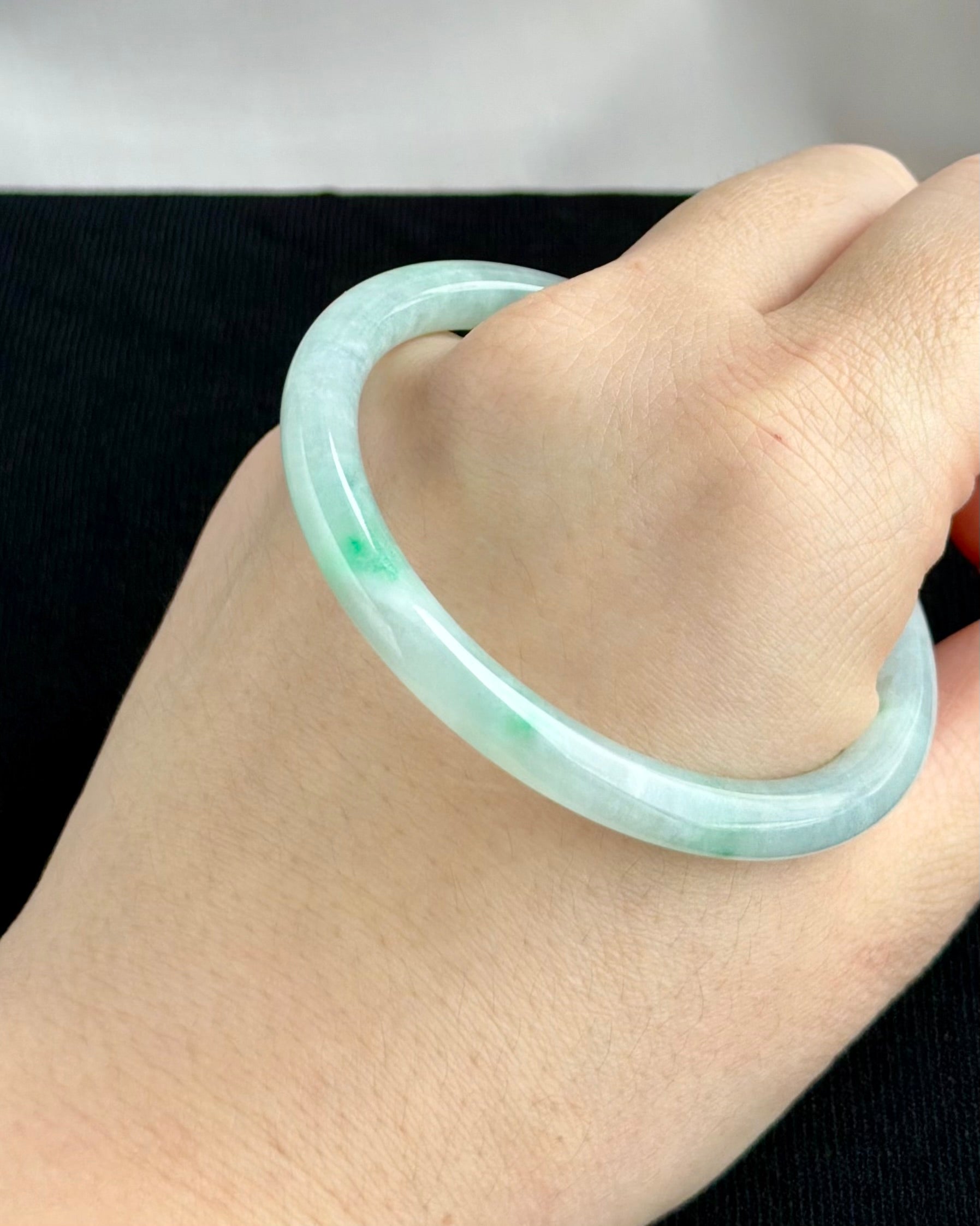 The Emerald Ribbon 56.6mm Jadeite Bangle 翠色流缎 (Preview)