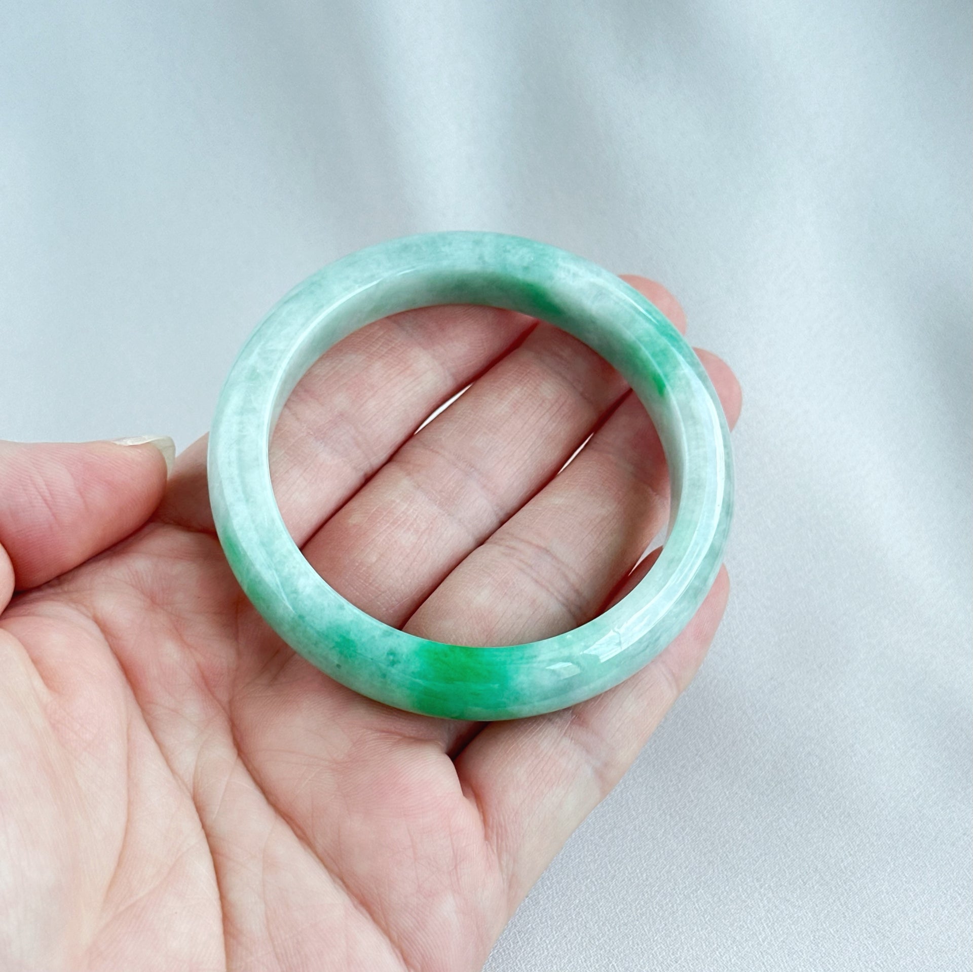 翠融初雪 Jade Meets First Snow Jadeite Bangle 55.4 mm