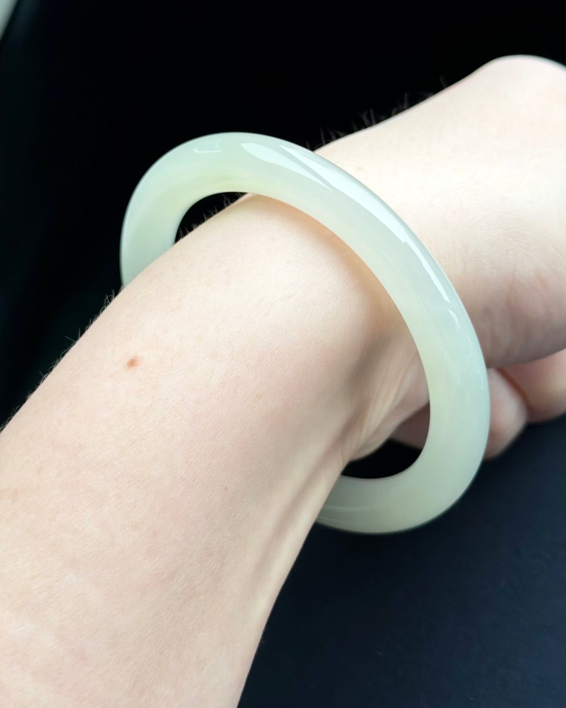 Dew on the White Magnolia 58.0mm Nephrite Bangle 白玉兰露 (Preview)