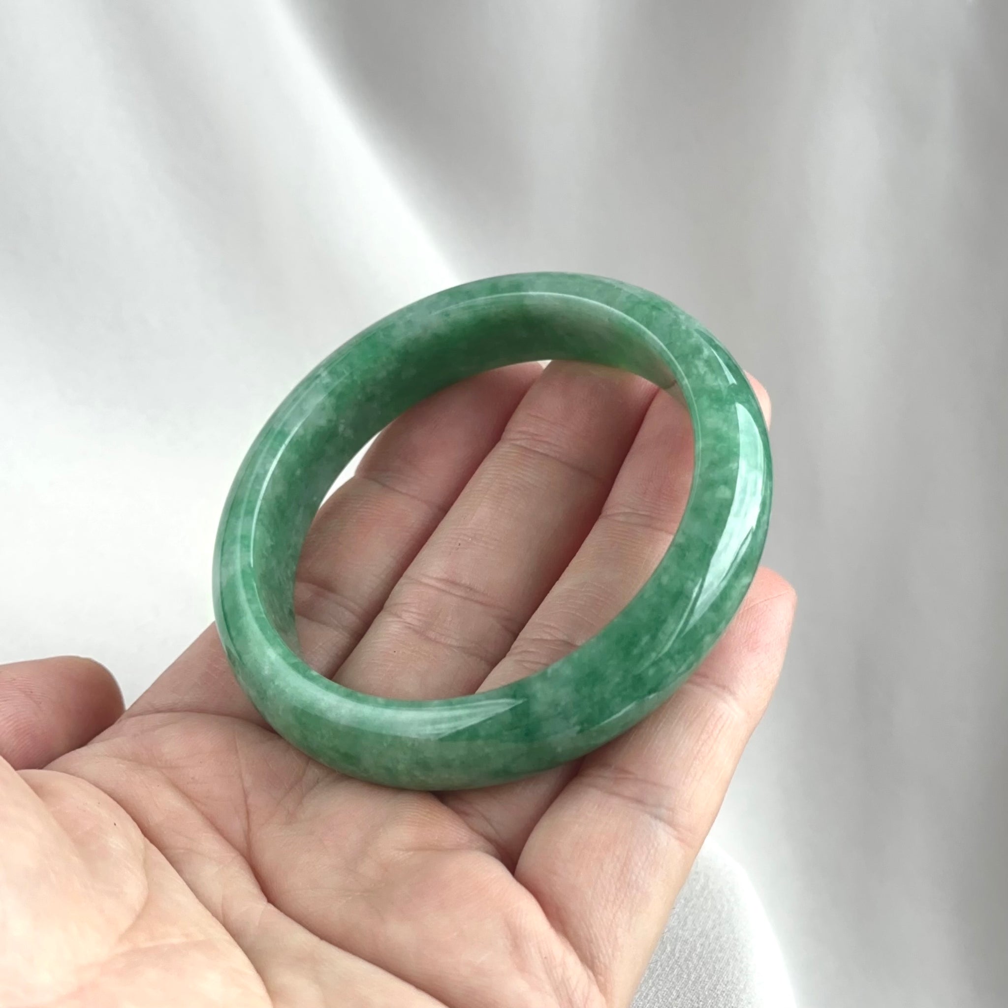 翡翠之春 Emerald Spring Jade Bangle – Jadew Fine Jewellery