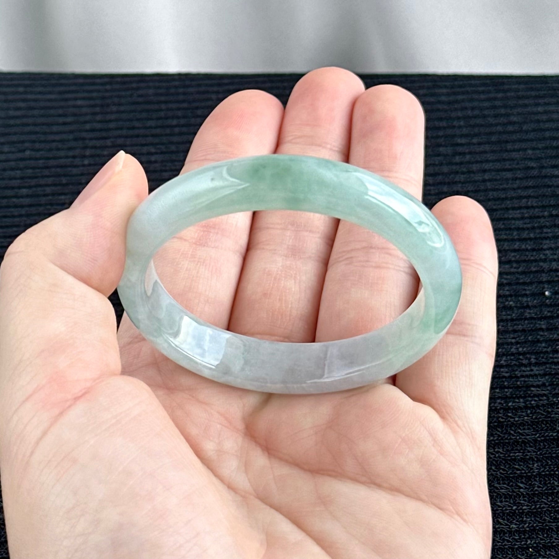 Blooming Breeze Oval Jadeite Bangle 51.9mm 翠绽清风