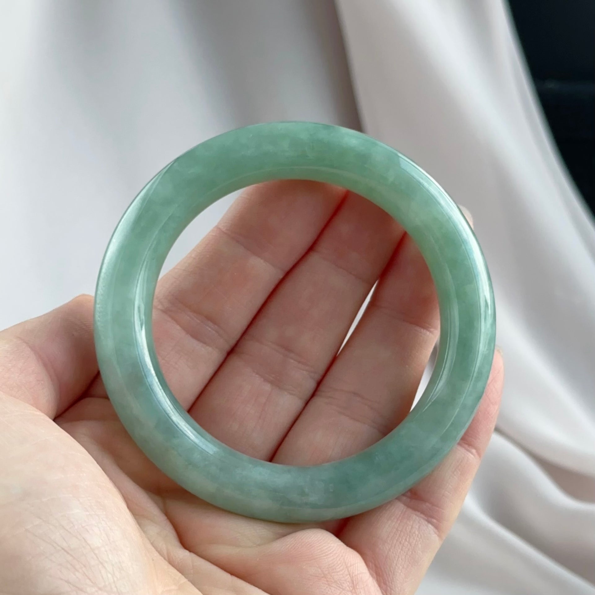 翠羽光吟 Whisper of Jade Feathers Rounded Jadeite Bangle 55.6mm