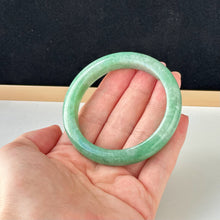 Load image into Gallery viewer, 122858 57.7mm Full Apple Green Jadeite Bangle
