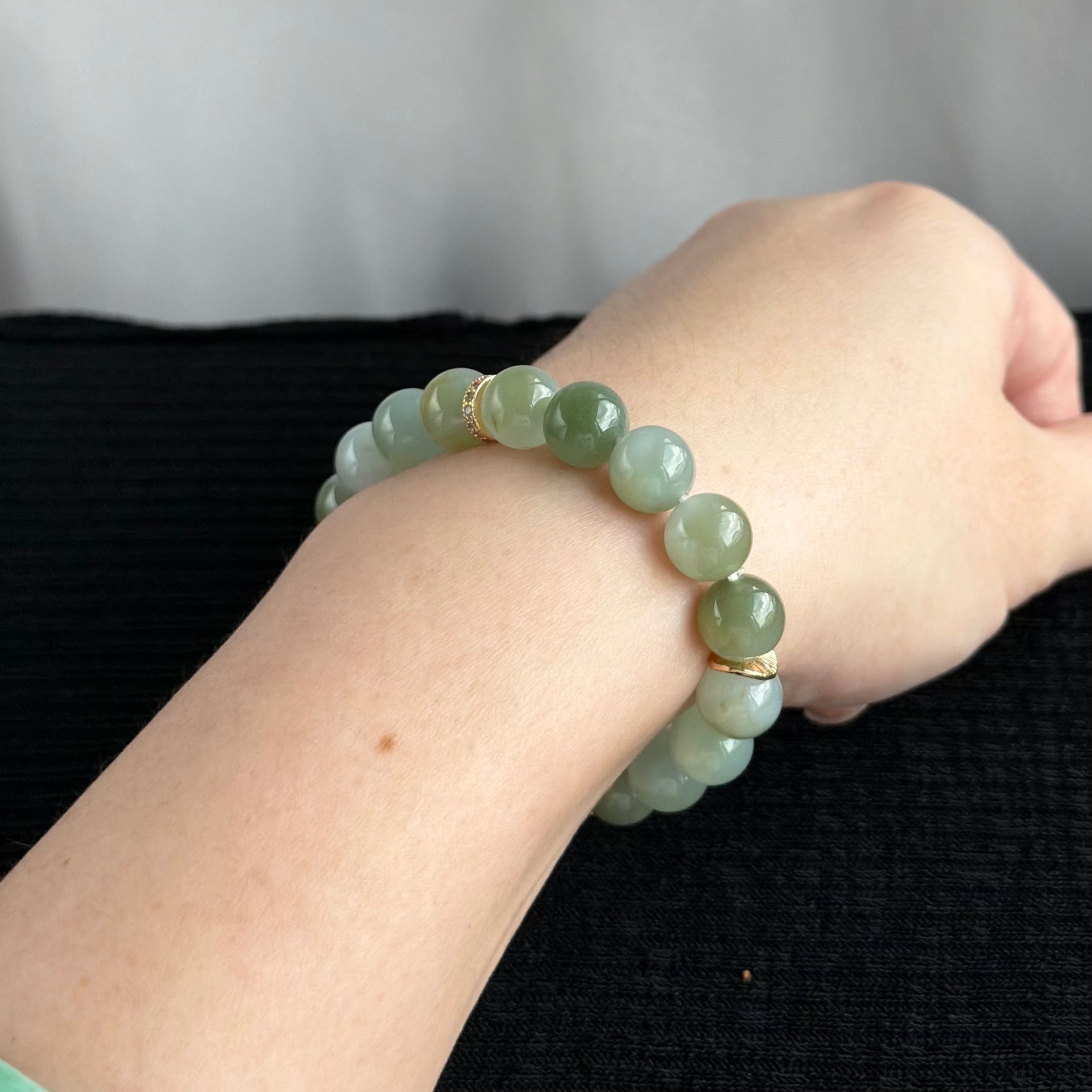Golden Tea in Celadon 10mm Jade Bracelet 金茶青瓷