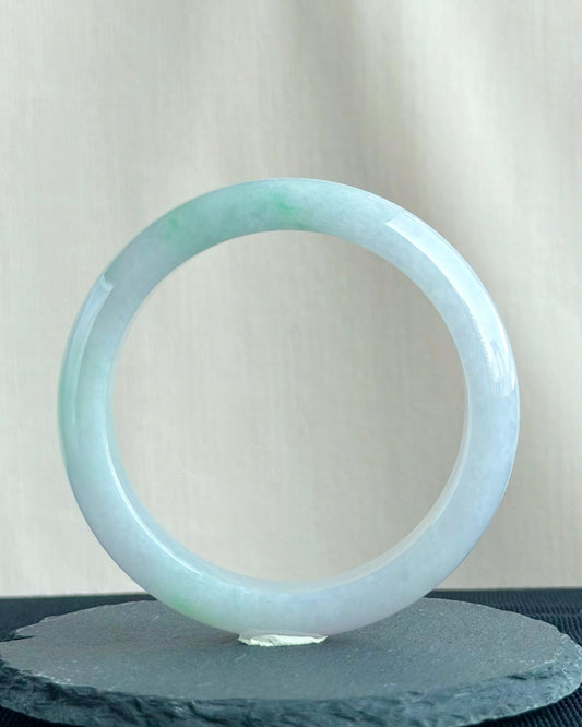 Wisteria in the Spring Rain 57.6mm Jadeite Bangle 春雨紫藤