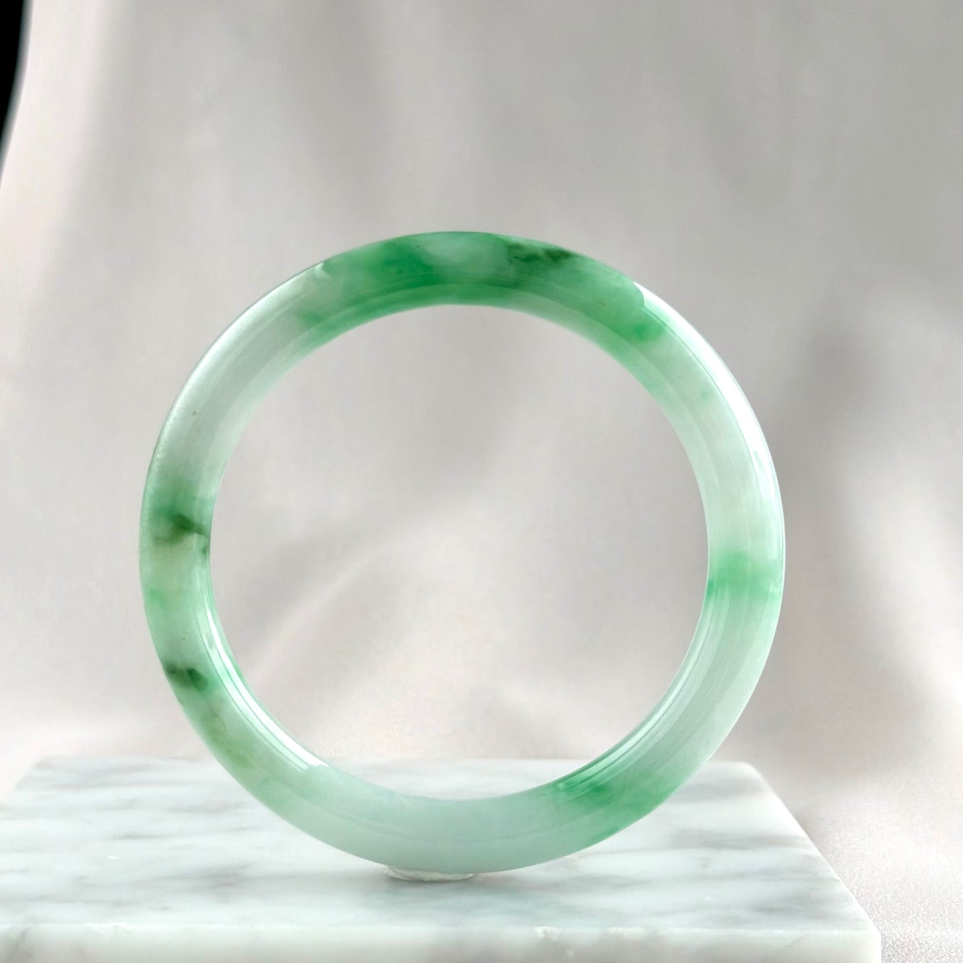 Celestial Silks Rounded Jadeite Bangle 53.1mm 天丝翠韵