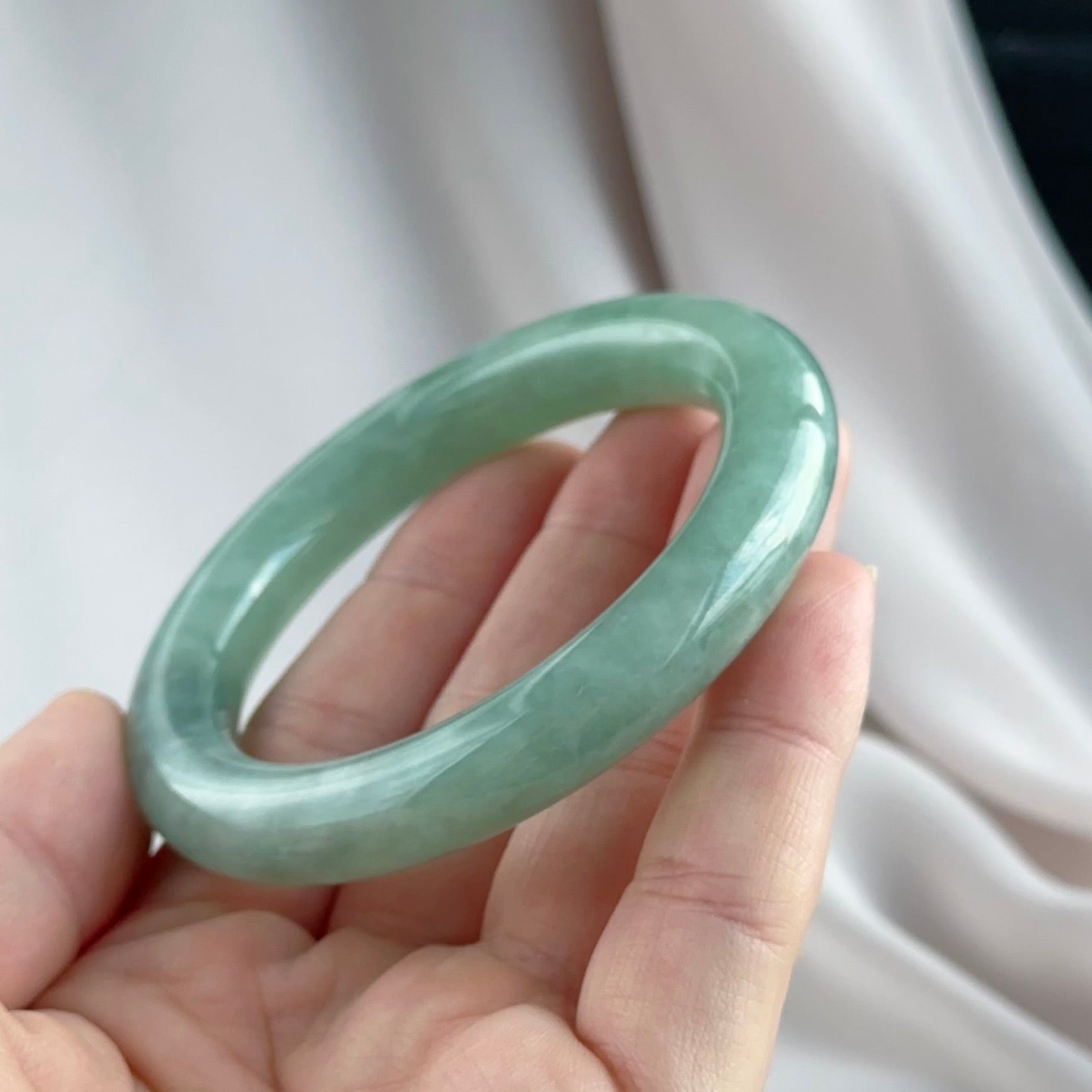 翠羽光吟 Whisper of Jade Feathers Rounded Jadeite Bangle 55.6mm