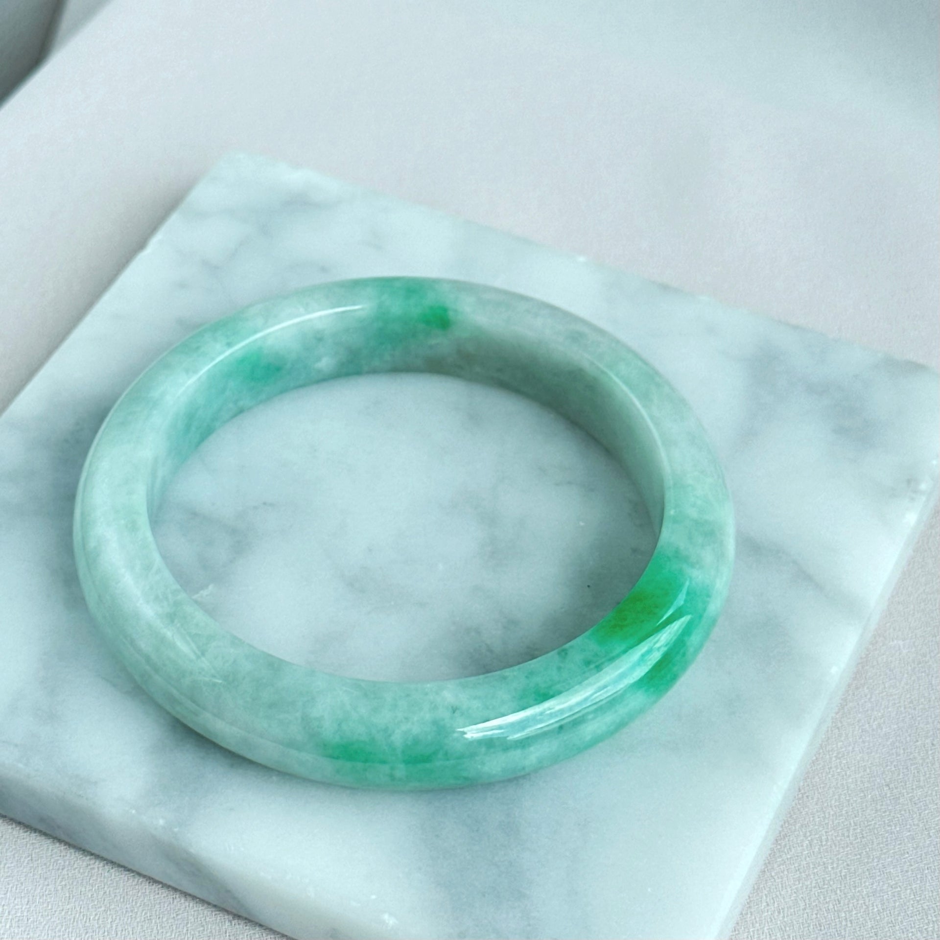 翠融初雪 Jade Meets First Snow Jadeite Bangle 55.4 mm