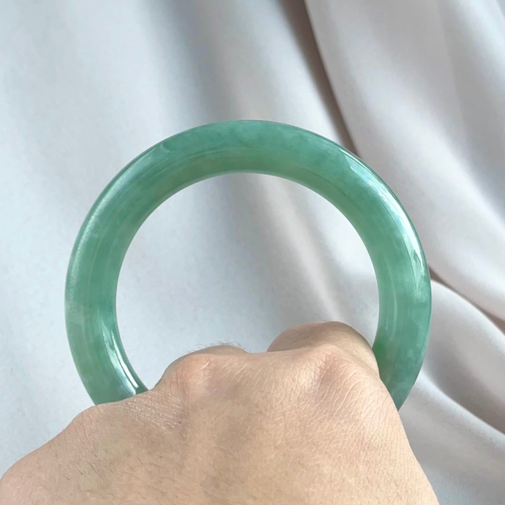 翠羽光吟 Whisper of Jade Feathers Rounded Jadeite Bangle 55.6mm