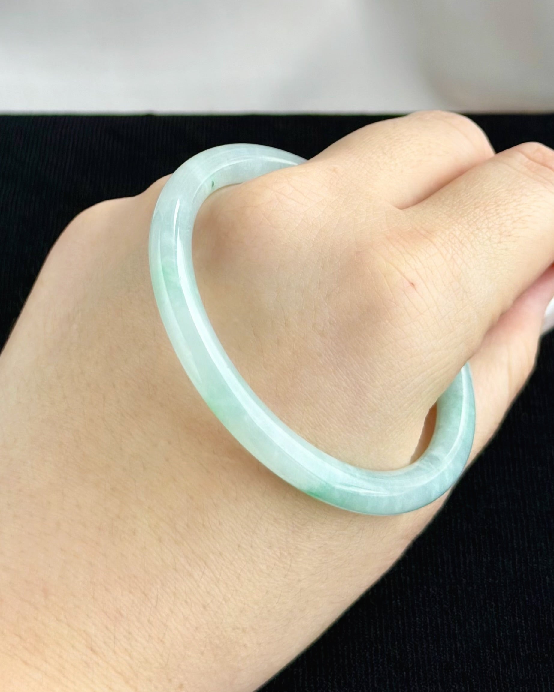 The Emerald Ribbon 56.6mm Jadeite Bangle 翠色流缎 (Preview)