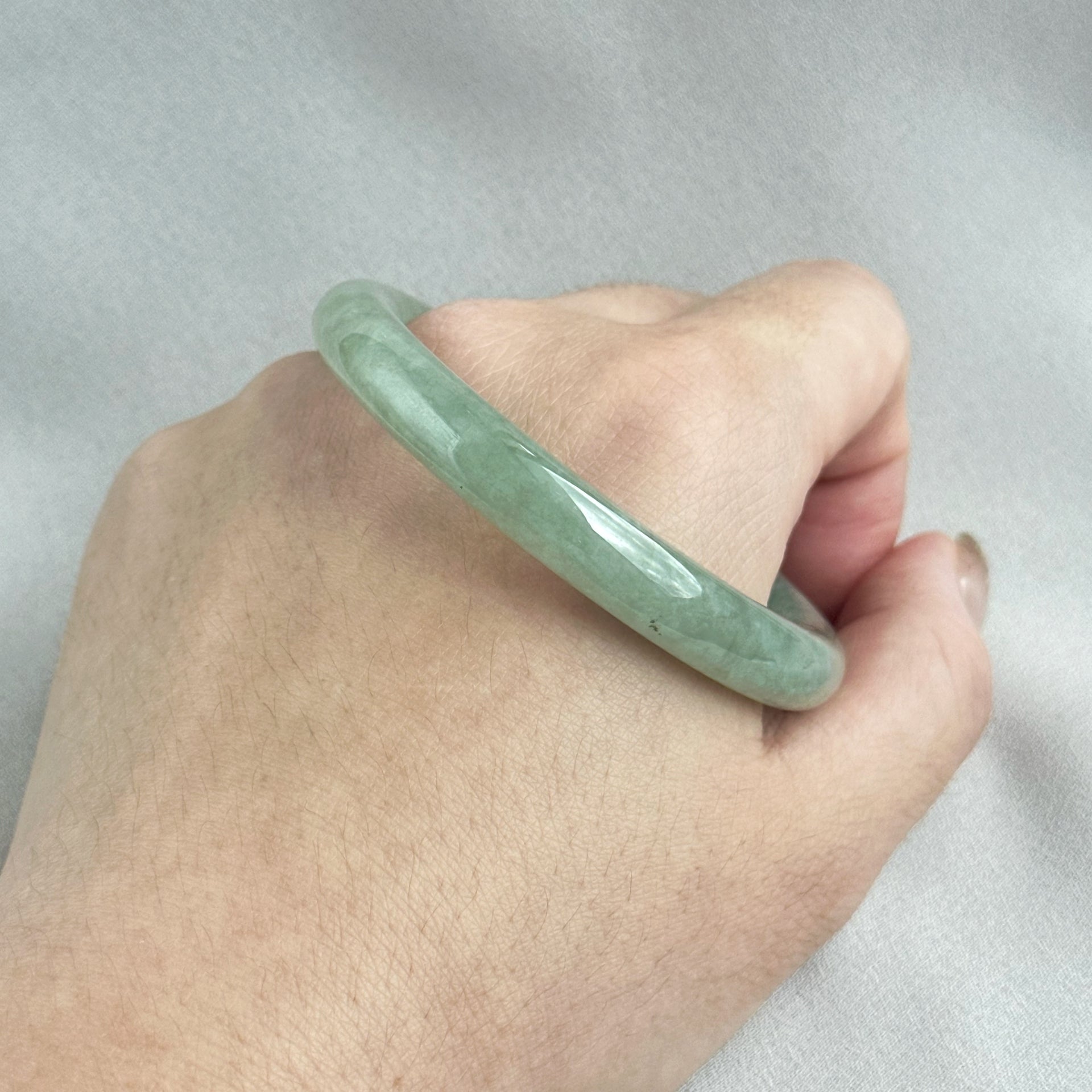 123553 53.5mm Celadon Green Rounded Jadeite Bangle